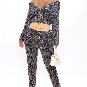 Reposhed and Brand new with tags, fashion Nova velour snake print set, size M